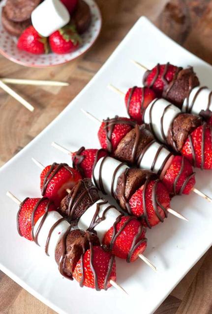 1 x Fresh Strawberry, Chocolate Brownie and Marshmallow Skewer with Chocolate Sauce - FRIDAY DELIVERY